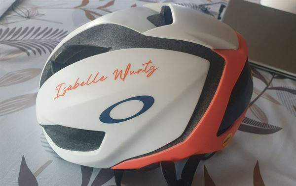 Casque aéro blanc et orange avec un prénom en signature manuscrite