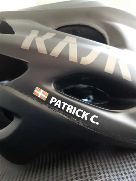 Casque route noir mat avec un prénom et un drapeau basque en lettrage sans fond