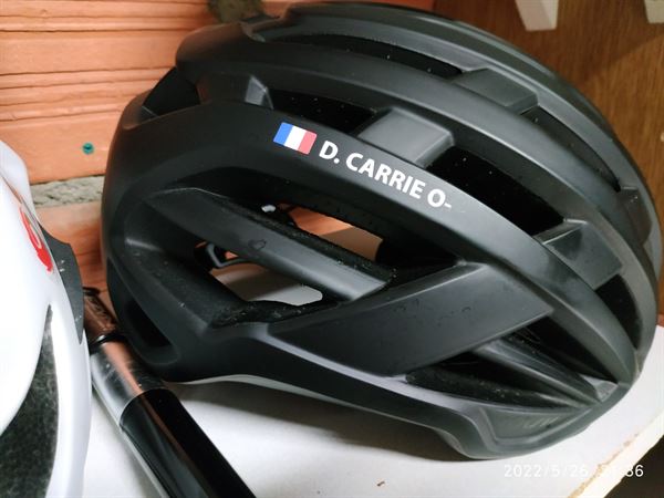 Casque route noir avec un prénom et un drapeau français en lettrage blanc sans fond