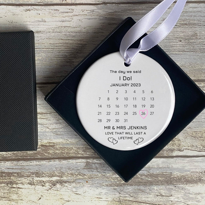 Personalised Mr & Mrs Wedding Keepsake Ornament – White Modern Tag, Custom Engraving